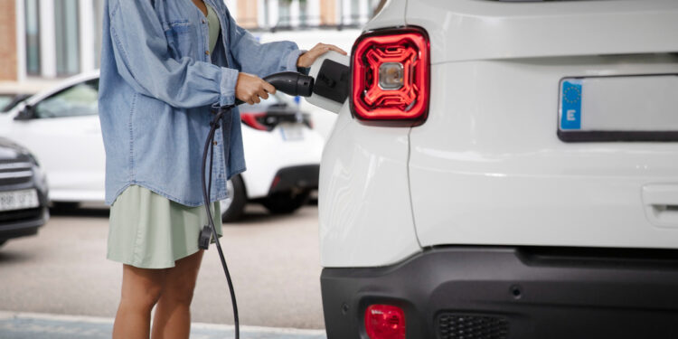 Carregar o carro elétrico na rua com um cabo vindo de casa